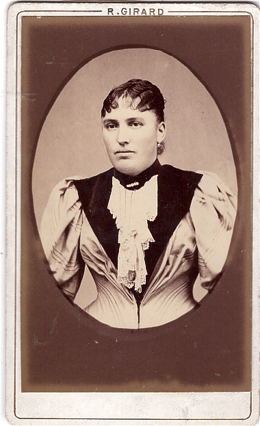 Femme avec un jabot de dentelle