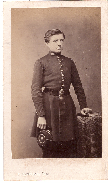 Jeune homme en uniforme