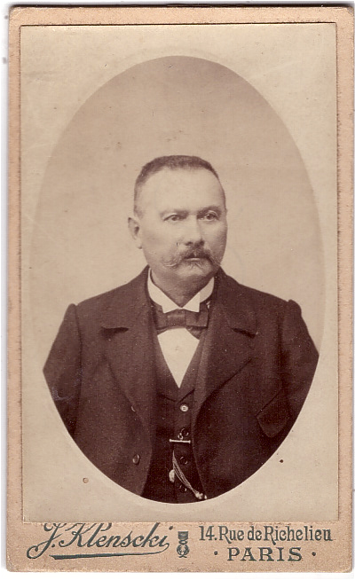 Homme trapu au regard volontaire