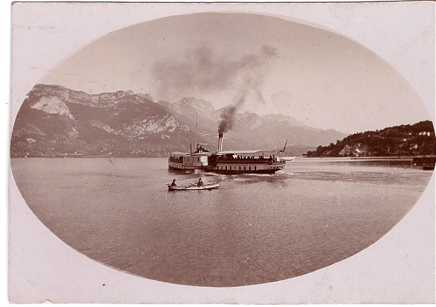 Bateau à vapeur sur le lac d'Annecy
