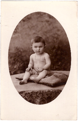 Bébé assis sur un coussin