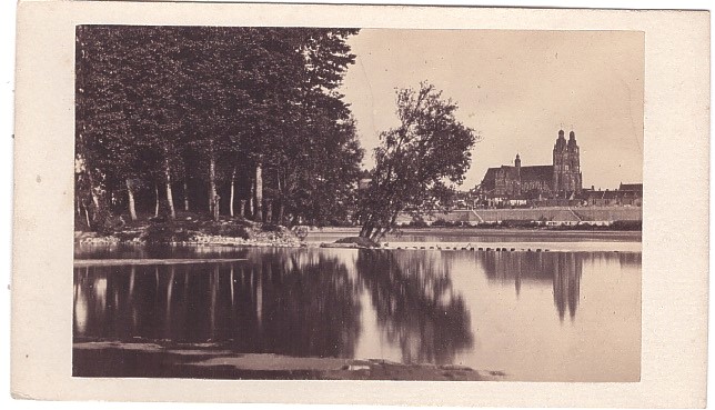 Tours : la  cathédrale Saint-Gatien vue de la Loire