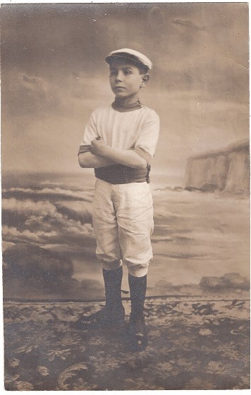 Gaston Bodin, 9 ans, en tenue de gymnaste (?)