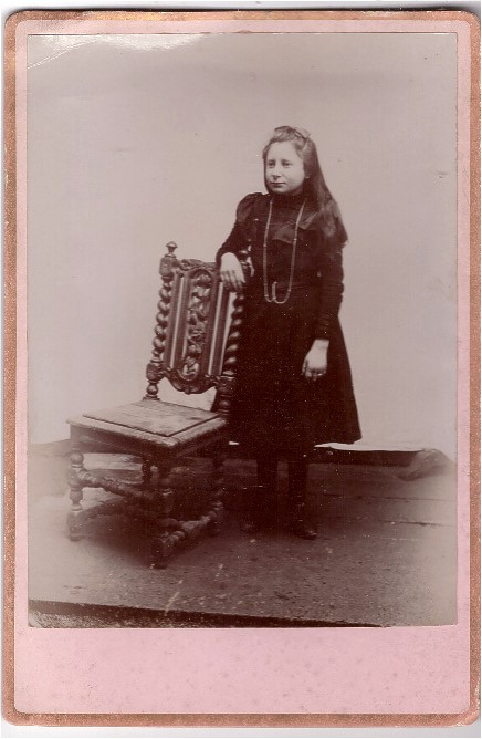Adolescente debout près d'une chaise