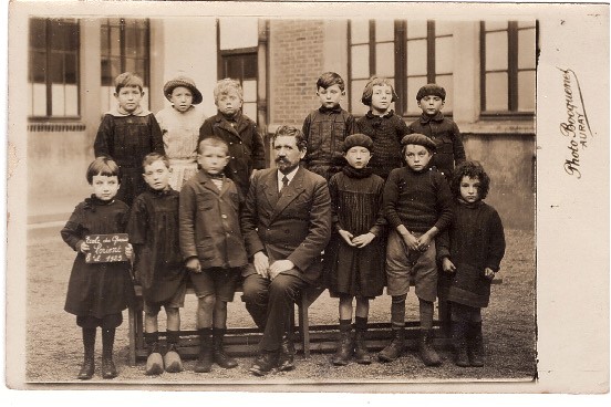 Elèves de l'école des Quais de Lorient entourant leur maître