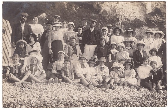 Groupe d'estivants sur une plage par beau temps