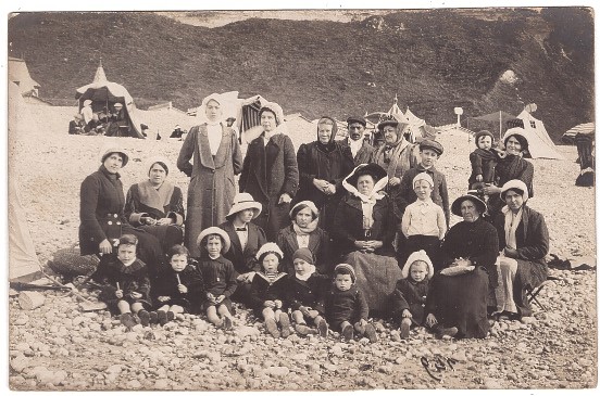 Groupe d'estivants sur une plage par temps frisquet