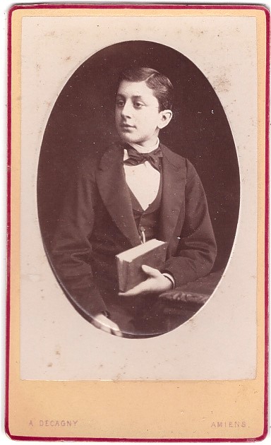 Adolescent posant avec un livre