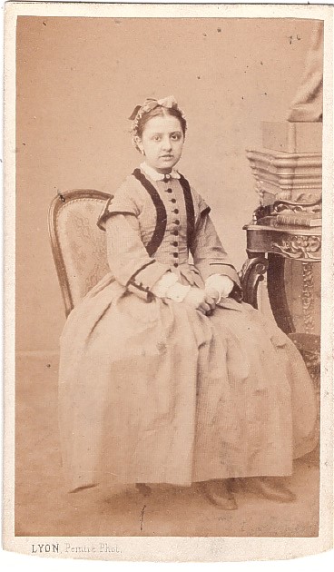 Jeune fille assise dans un fauteuil