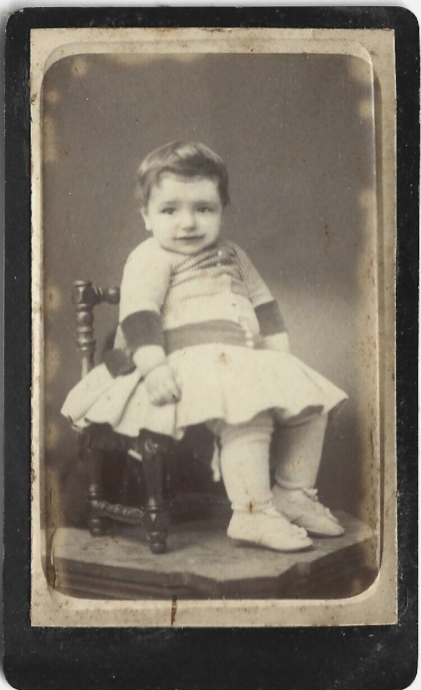 Bambin assis sur une petite chaise