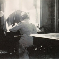 7.Marie Bernardine Favey a son pupitre a retouches. Carentan. Fin des annees 40