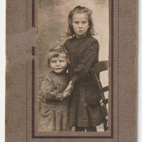 Marthe et Andree vers 1927 avant nettoyage