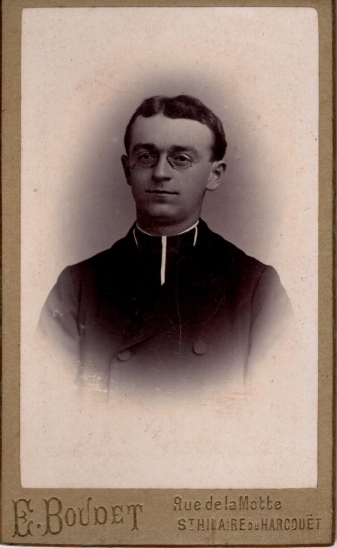 Prêtre avec des lunettes