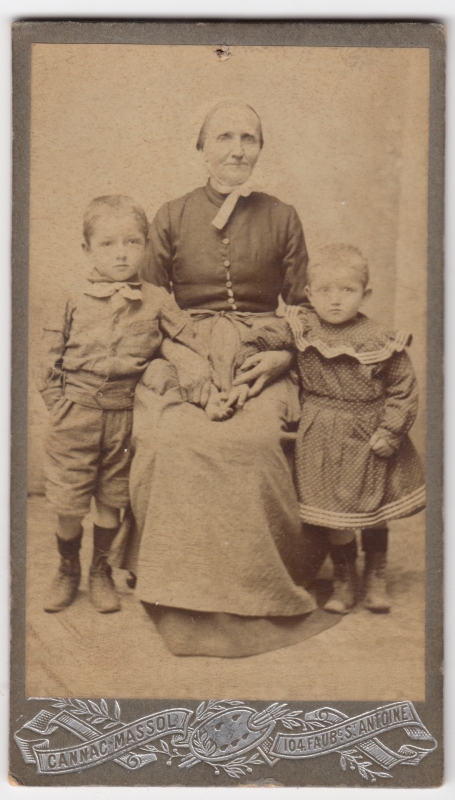Femme âgée et ses deux petits-enfants
