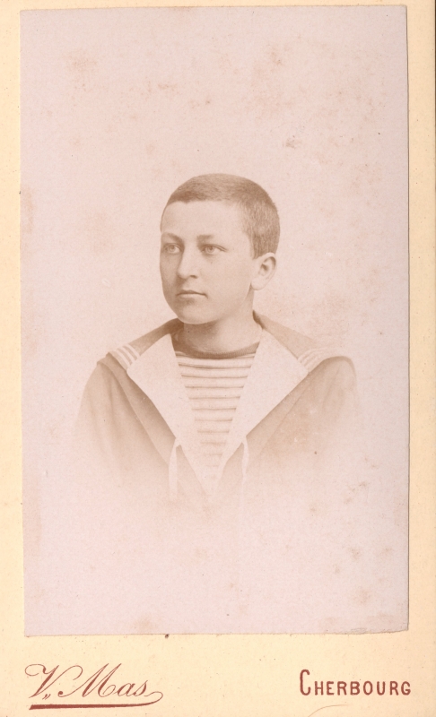 Adolescent en tenue de marin