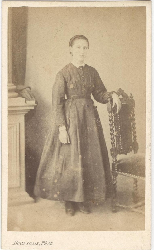Jeune femme qui se tient debout près d'une chaise