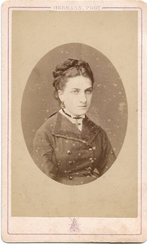 Jeune femme portant une croix en collier et des boucles d'oreille