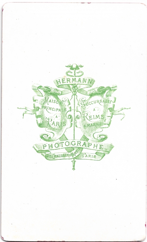 Jeune femme portant une croix en collier et des boucles d'oreille