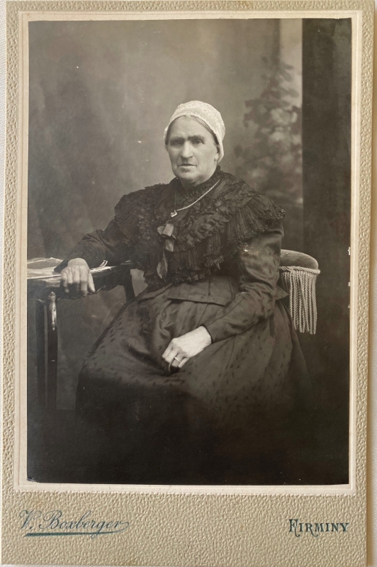 Femme coiffée d'un bonnet blanc