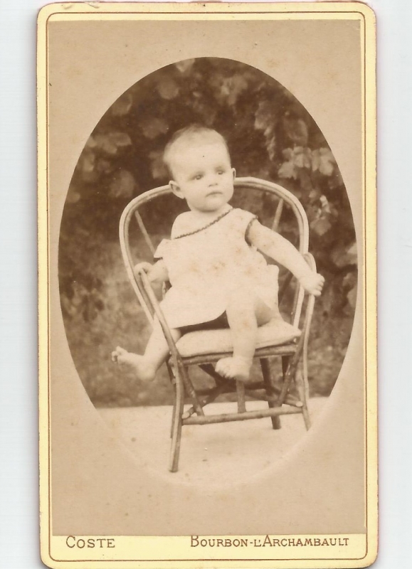 Bambin assis dans un fauteuil