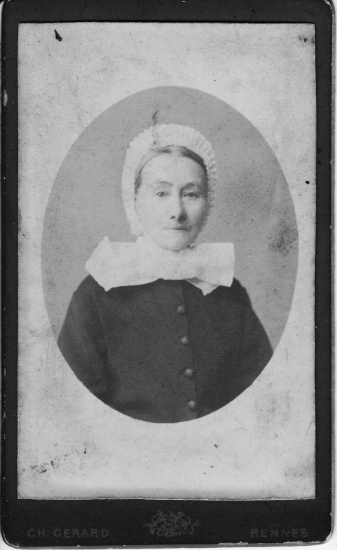 Femme coiffée d'un bonnet de dentelle