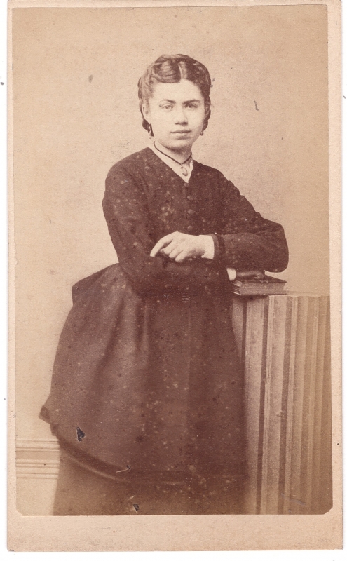 Jeune femme tenant un album de photographies