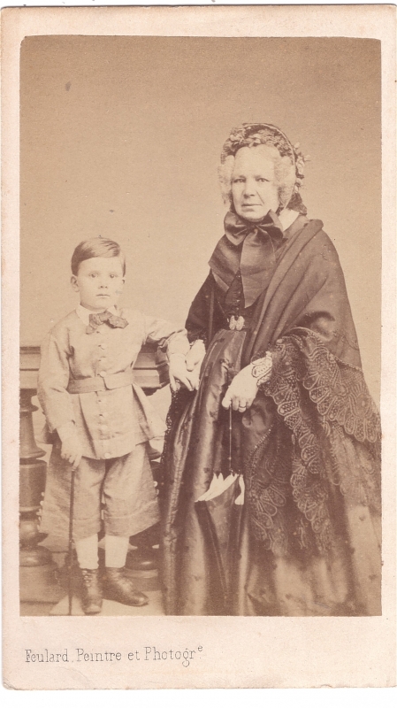 Femme âgée posant avec son petit-fils (?)