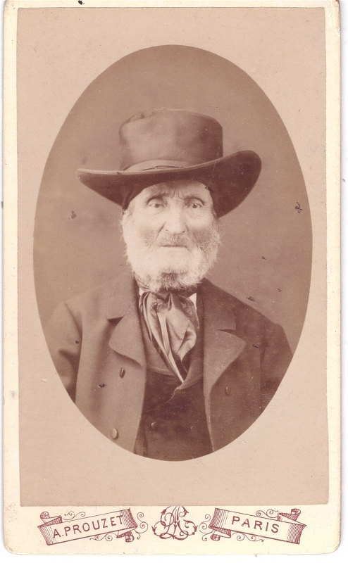 Vieil homme coiffé d'un grand chapeau