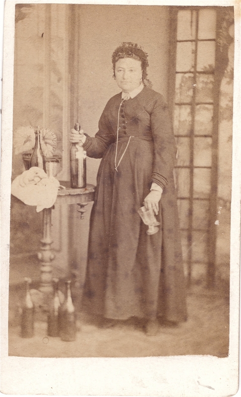 Femme tenant un verre et une bouteille