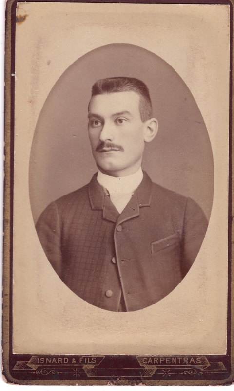 Homme jeune, cheveux courts et fine moustache