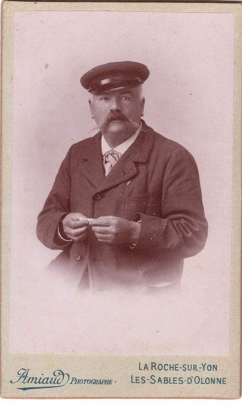 Homme coiffé d'une casquette 