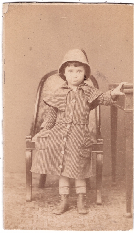 Enfant portant un vêtement original