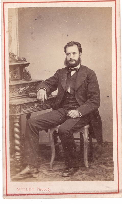 Homme avec un collier de barbe