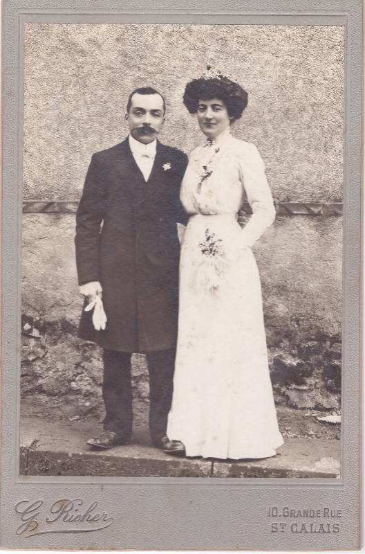 Mariés posant en extérieur