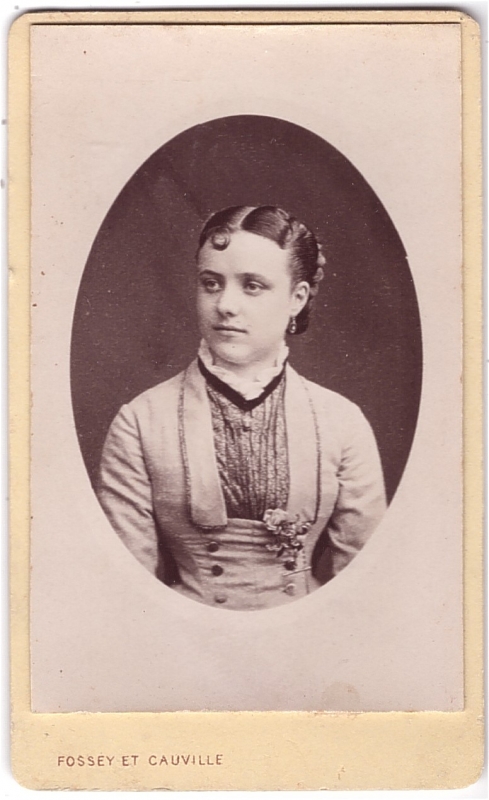 Jeune femme avec un accroche-coeur sur le front — Portrait Sépia