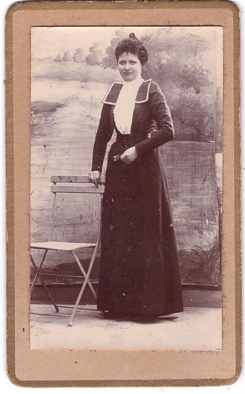 Femme posant en extérieur devant une toile peinte