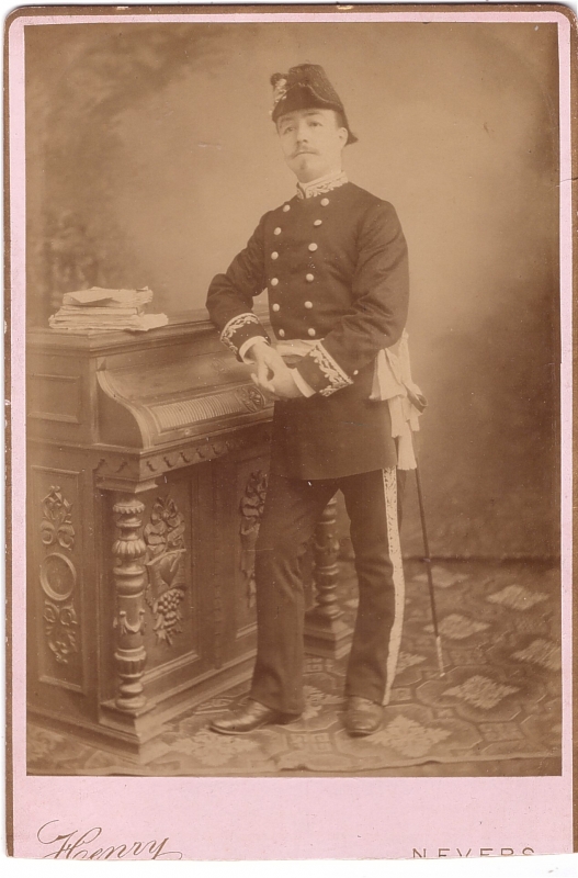 Homme en uniforme coiffé d'un bicorne et portant l'épée (sous-préfet ?)