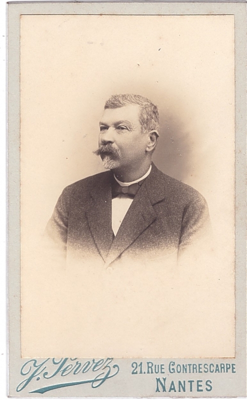 Homme avec une épaisse moustache poivre et sel