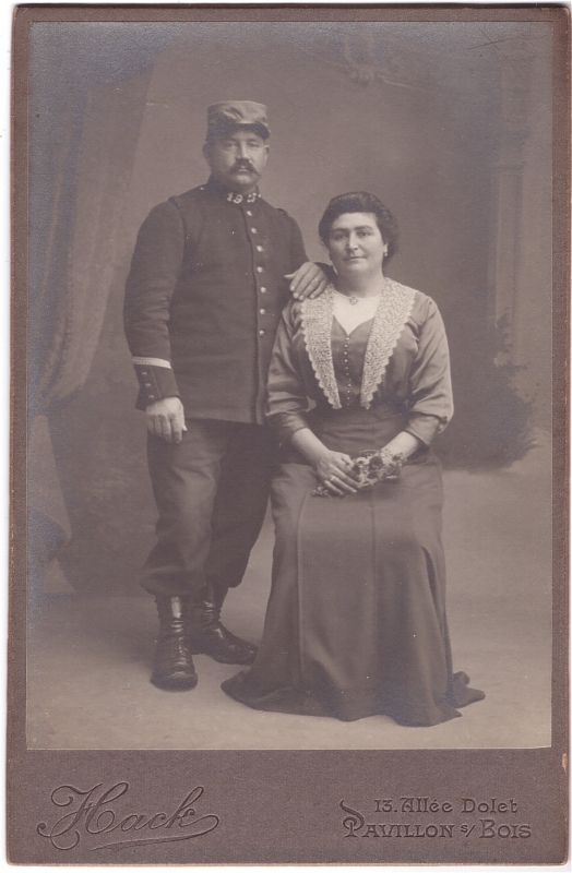 Sergent du 19e régiment d'infanterie posant à côté de son épouse
