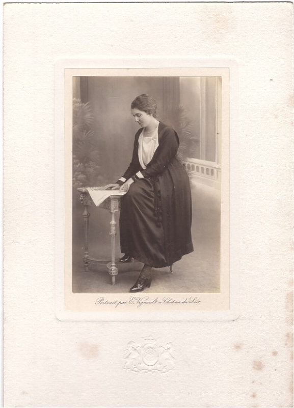 Femme feuilletant une revue