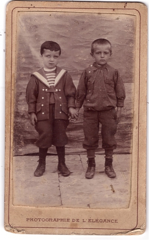 Deux garçons se tenant par la main