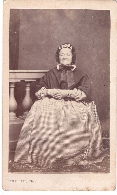 Femme enveloppée dans une large robe pied-de-poule