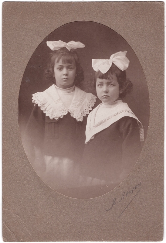 Deux soeurs prénommées Andrée et Renée.