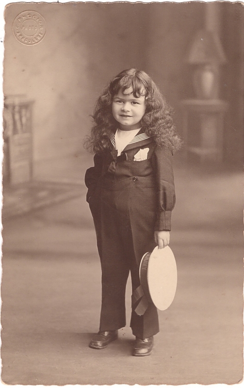 Enfant en tenue de marin