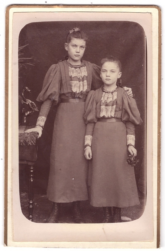 Deux soeurs habillées de même.