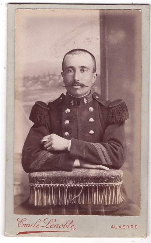 Caporal du 4e régiment d'infanterie aux moustaches effilées