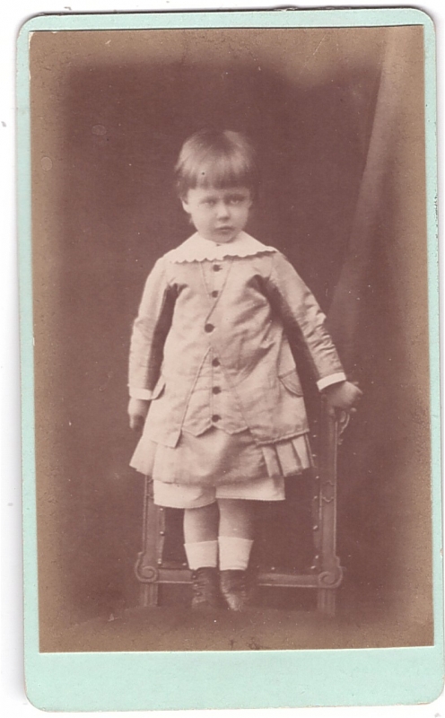 Enfant debout sur une chaise