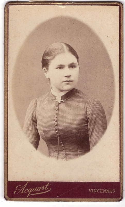 Jeune femme portant une robe boutonnée