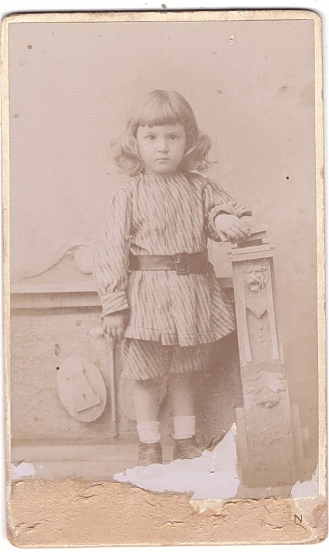 Enfant debout sur un banc factice