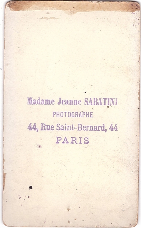 Femme avec une fleur épinglée à sa robe